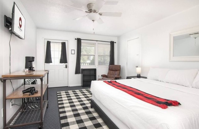 Room 12 Outdoors Inn King bed/Upstairs/Walkable