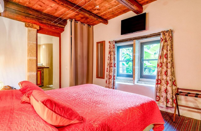 Room '12' with shared pool, Wi-Fi and air conditioning