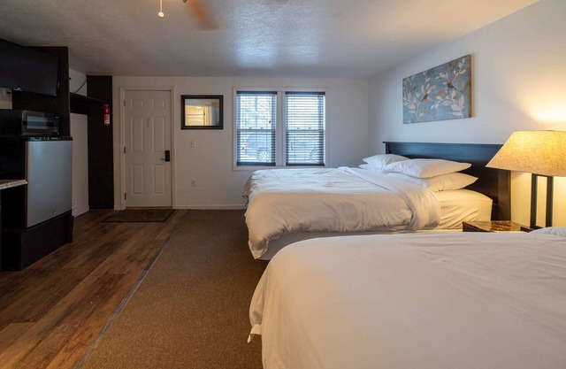 Room 4 at Inland Lakes Motel, Indian River, MI