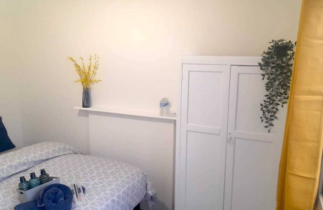 Room 4 - Double bed - 2nd floor - Wifi and is a 2 min walk from Iver station