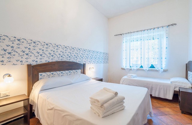 Room 'Al Palmento Relais - Nero D'Avola R2' with Shared Pool, Wi-Fi and Air Conditioning