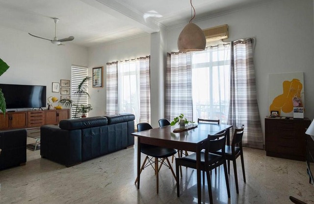 Room in a spacious modernist Apt with views & pool