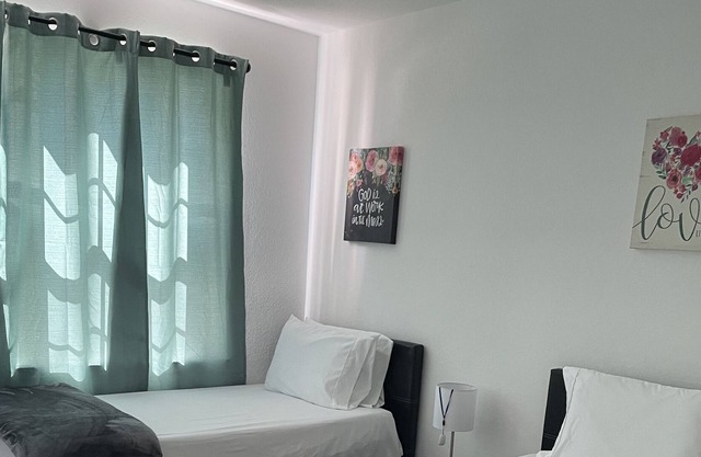 Room in Kendall with view lake and patio