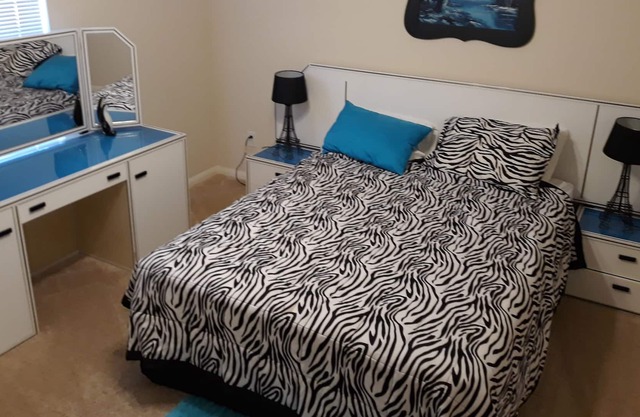 Room in Large (3,900sq ft), Modern home. Medical center, Rodeo, Galleria, Trail