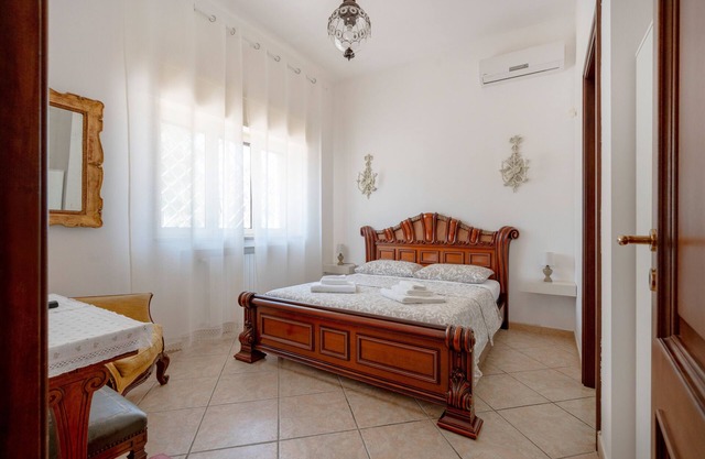 Room 'King' with Shared Terrace, Wi-Fi and Air Conditioning