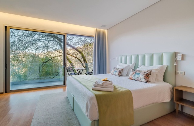 Room 'Quarto Queen 1 - Oak Nature' with Shared Pool, Shared Terrace and Wi-Fi