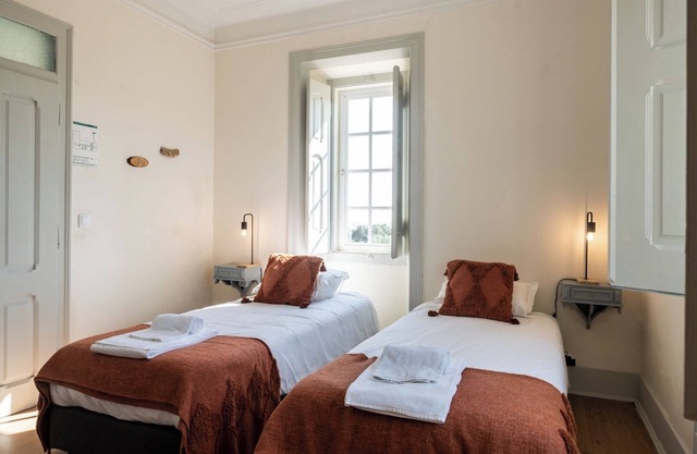 Room 'Quarto Twin Com Casa De Banho Privativa 1' with Shared Pool, Wi-Fi and Air Conditioning