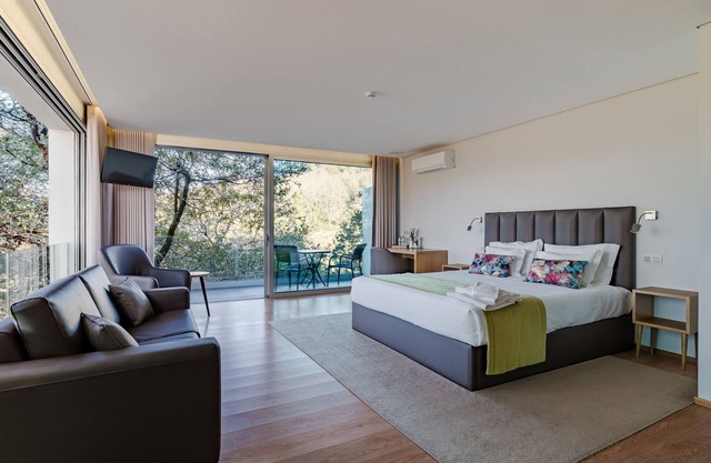 Room 'Queen Deluxe - Oak Nature' with Shared Pool, Shared Terrace and Wi-Fi