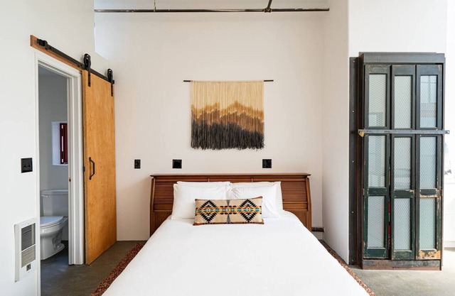 Room R at The Dutra Inn - Little Italy