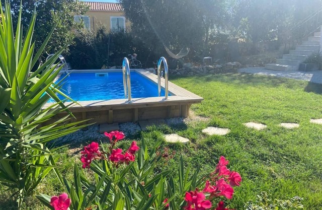 Room-Studio with garden & pool in lively village 10 minutes from beaches