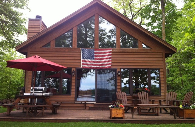 Room to Relax on Big Wood Lake with Pontoon Boat Option! Available Year Round!