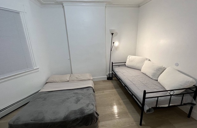 Room very close to Manhattan