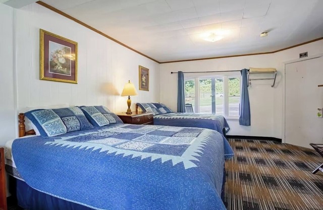 Room w/BBQ Access & Riverfront Ambiance – Ideal for Relaxing Mountain Retreats
