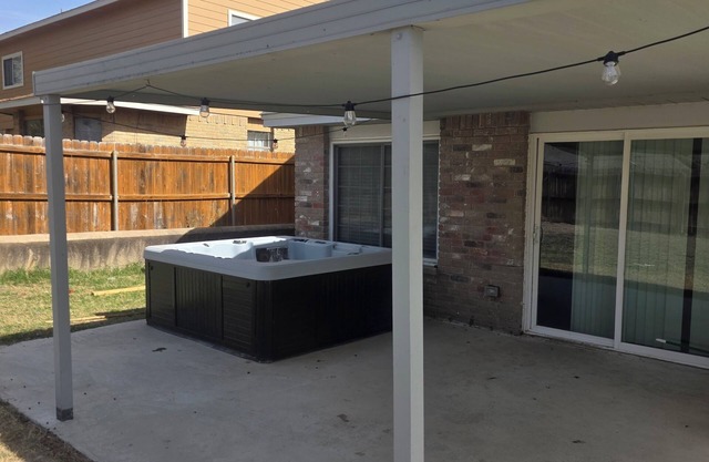 Room with private entrance shared living spaces G with Pool
