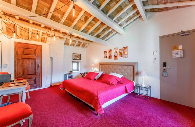 Room with Vintage Bath, Shared Pool, Wi-Fi and Air Conditioning