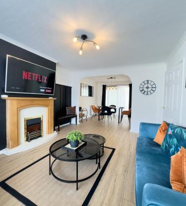 Rooms Near Me - Highly Rated! Luxury 3BR Entire House, Private Double Driveway & Garden, Worcester, Near Main Hospital Easy Access to M5 J6 & City Centre