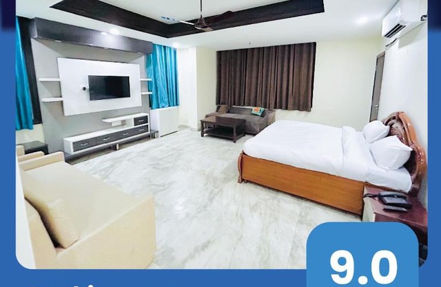 Roomshala 071 HD Luxury Home Stay - GK -1