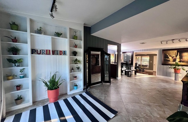 Roomy 3/2, Pet-Friendly Yard Near Downtown, Hospitals, Stadiums. Long-stay ready