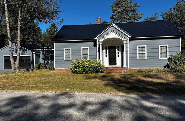 Roomy 3 bedroom with fireplace & wood-burning stove steps away from Sebago Lake