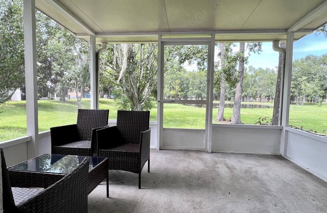 Roomy 3 bedrooms townhouse near Jax Airport - sleeps 6