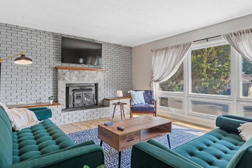 Roomy 5 Bed 3 Bath Fire Place Large Outdoor Space