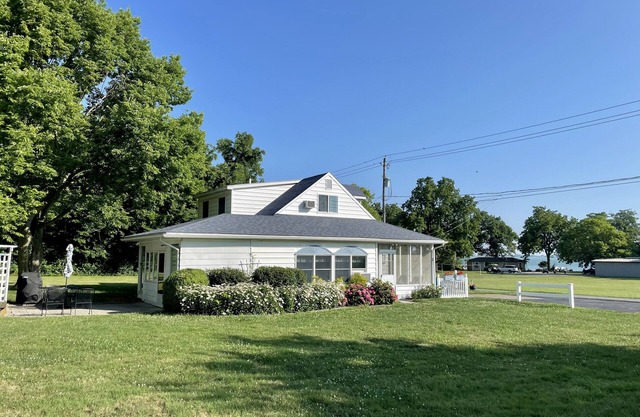 Roomy and comfortable 4 Bedroom, 3 Bath Island Home, Sleeps 10, Lake View