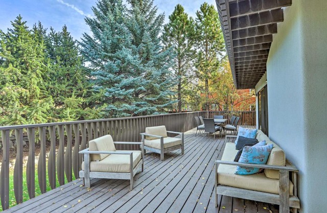 Roomy Avon Family Chalet with Hot Tub in EagleVail!