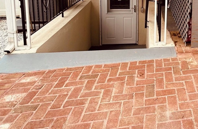 Roomy garden apartment close to hospitals, shopping and transportation!