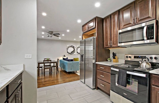 Roomy & Stylish 2BR Apt in Rogers Park