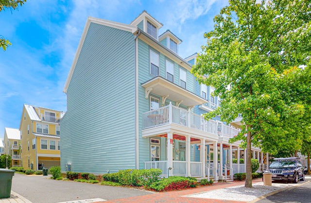 Roomy townhome near Bay with shared pool, AC, & washer/dryer