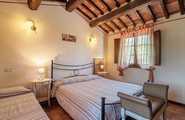 'Rosa Bianca' Room with Shared Pool, Wi-Fi and Air Conditioning