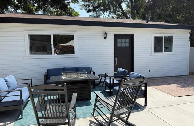 Rose Bowl Bungalow. Cozy 2BR Retreat w/Patio, BBQ & Near Rose Bowl