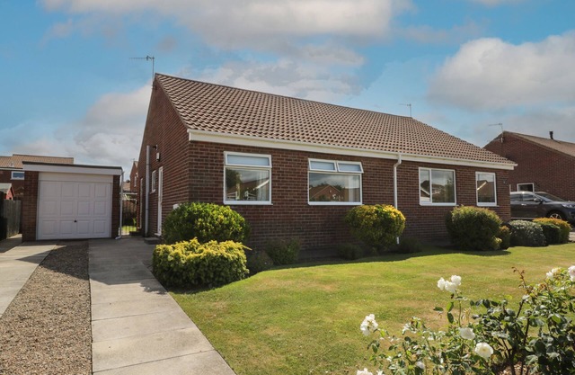 ROSE BUNGALOW, family friendly, with a garden in Whitby