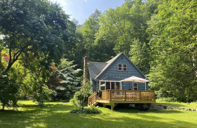 Rose Cottage: A Catskills Retreat in the Woods