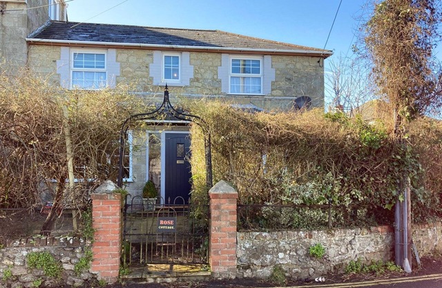 Rose Cottage - a cottage that sleeps 6 guests in 3 bedrooms