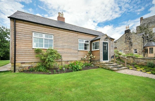 ROSE COTTAGE (ELSDON), pet friendly, with open fire in Elsdon
