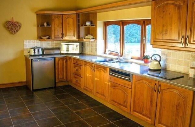 ROSE COTTAGE, family friendly, with hot tub in Llandyrnog