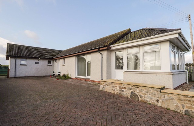 ROSE COTTAGE, family friendly, with a garden in Lybster