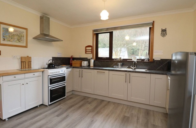 ROSE COTTAGE, pet friendly, with a garden in Acharacle