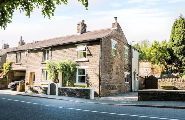 ROSE COTTAGE, romantic, character holiday cottage in Chinley