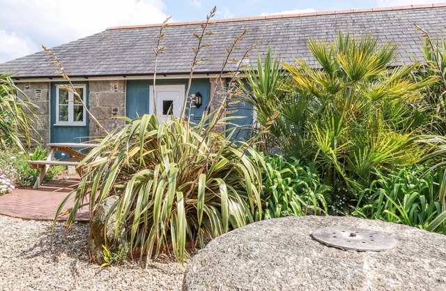 ROSE'S STABLE, pet friendly, character holiday cottage in Truro