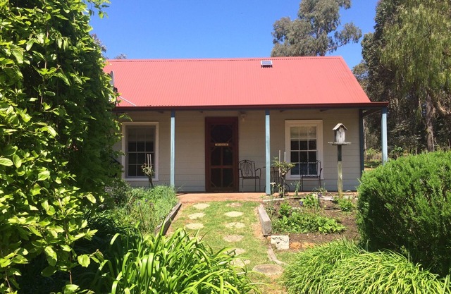 Rosebank Cottage. Picture perfect country cottage, set in beautiful gardens.