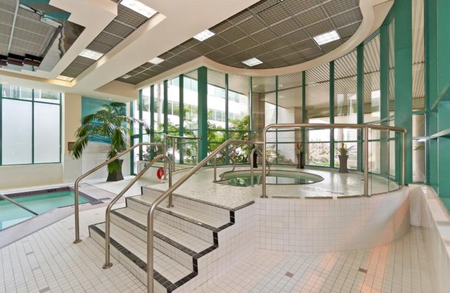 Rosedale on Robson Suite Hotel