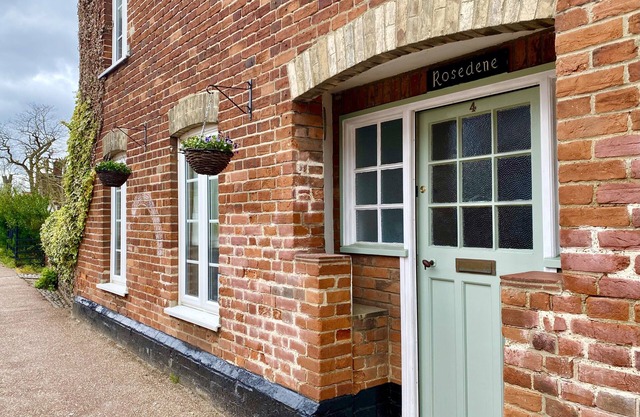ROSEDENE, RICKINGHALL, pet friendly, with open fire in Rickinghall