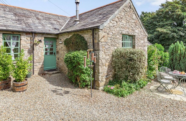 ROSEMARY COTTAGE, pet friendly, with open fire in Bodmin Moor