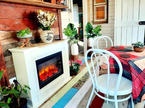 Rosewood Cottage -Entire 2 bedroom home with Netflix & WiFi