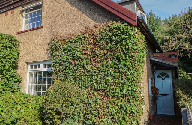 ROSEWOOD COTTAGE, with a garden in Durham