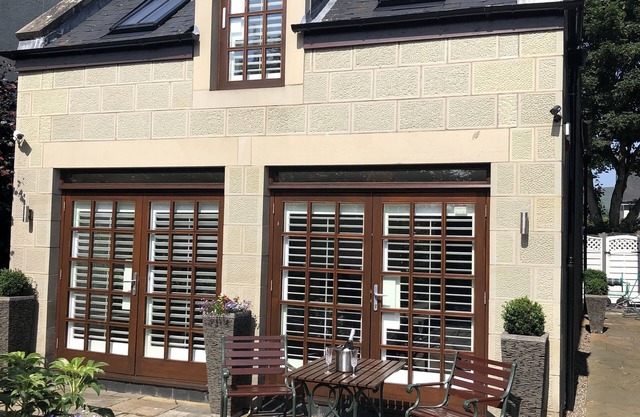 Roslin Self Catering Modern Luxury 1 Bedroom House with large family lounge