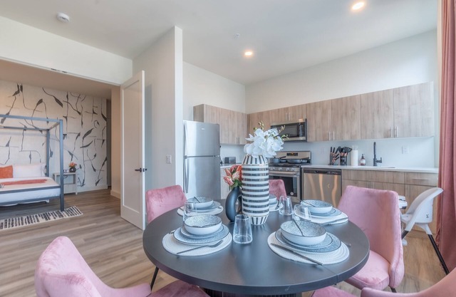 Rosy Retreat with NYC Views by the train! Free Parking+3 beds. ✨20% OFF 7days✨