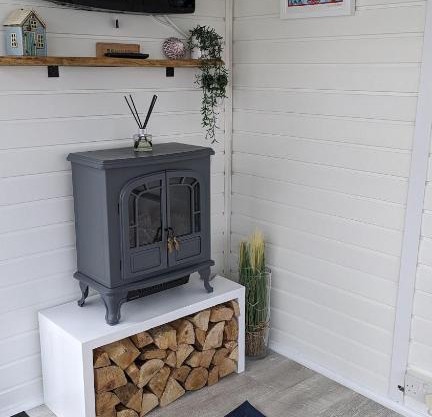 Rosy's Retreat-Cosy Beach Chalet Escape in Bacton Norfolk